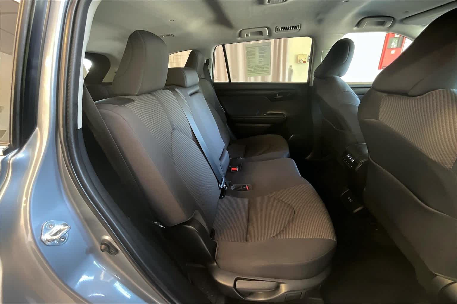 2021 Toyota Highlander LE - Photo 16