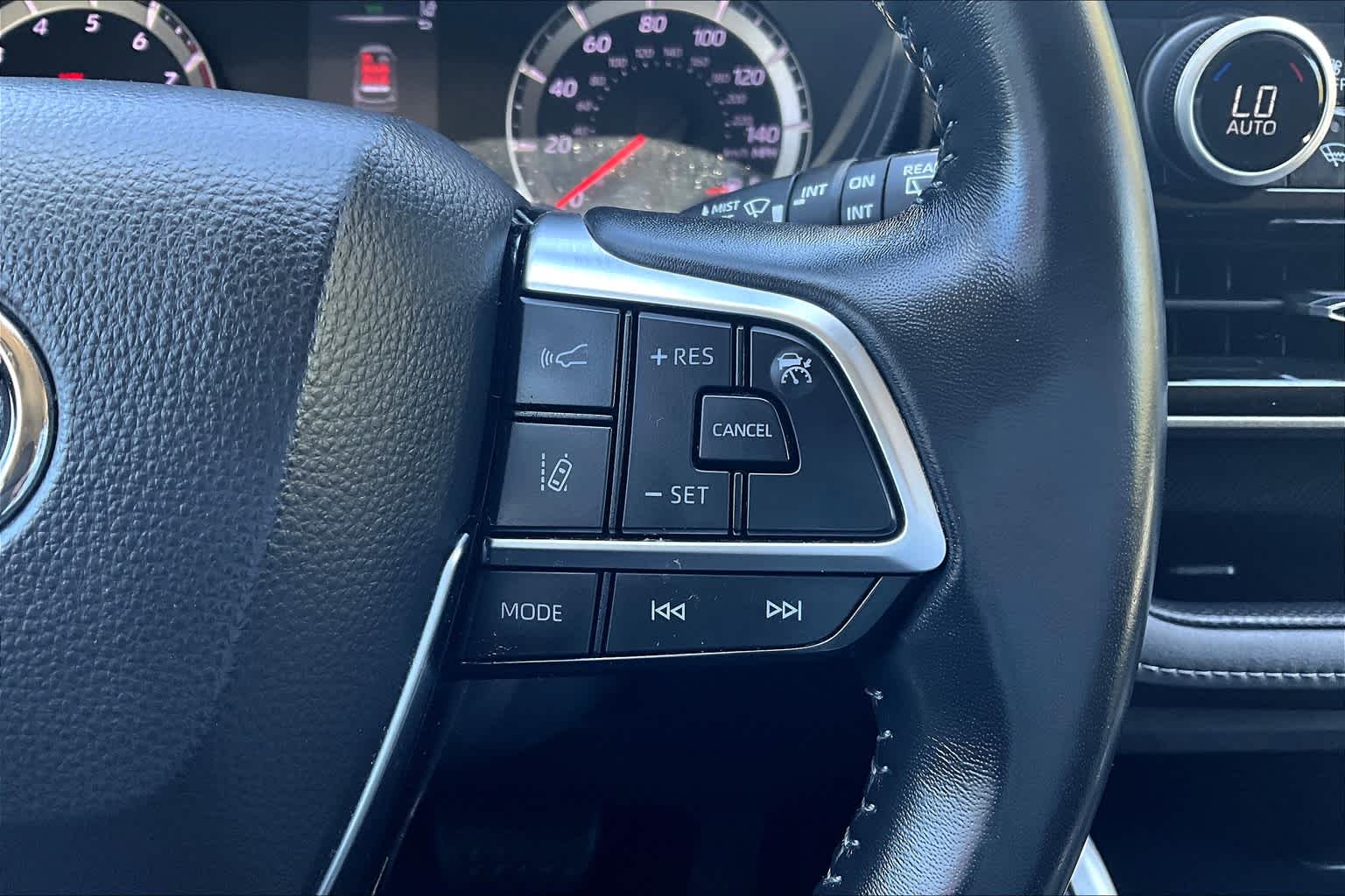 2021 Toyota Highlander LE - Photo 25