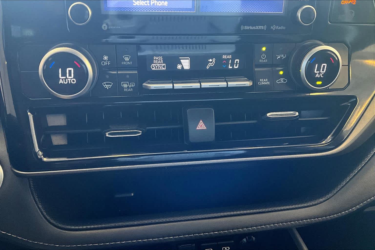 2021 Toyota Highlander LE - Photo 27