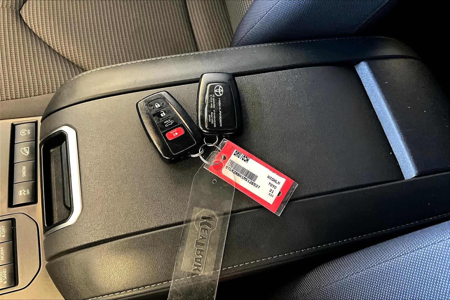 2021 Toyota Highlander LE - Photo 32