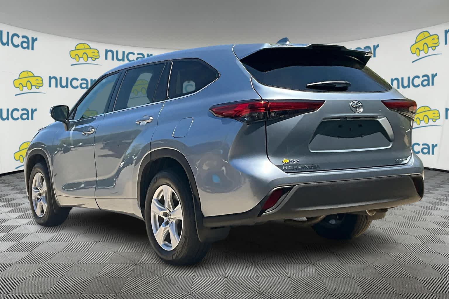 2021 Toyota Highlander LE - Photo 4