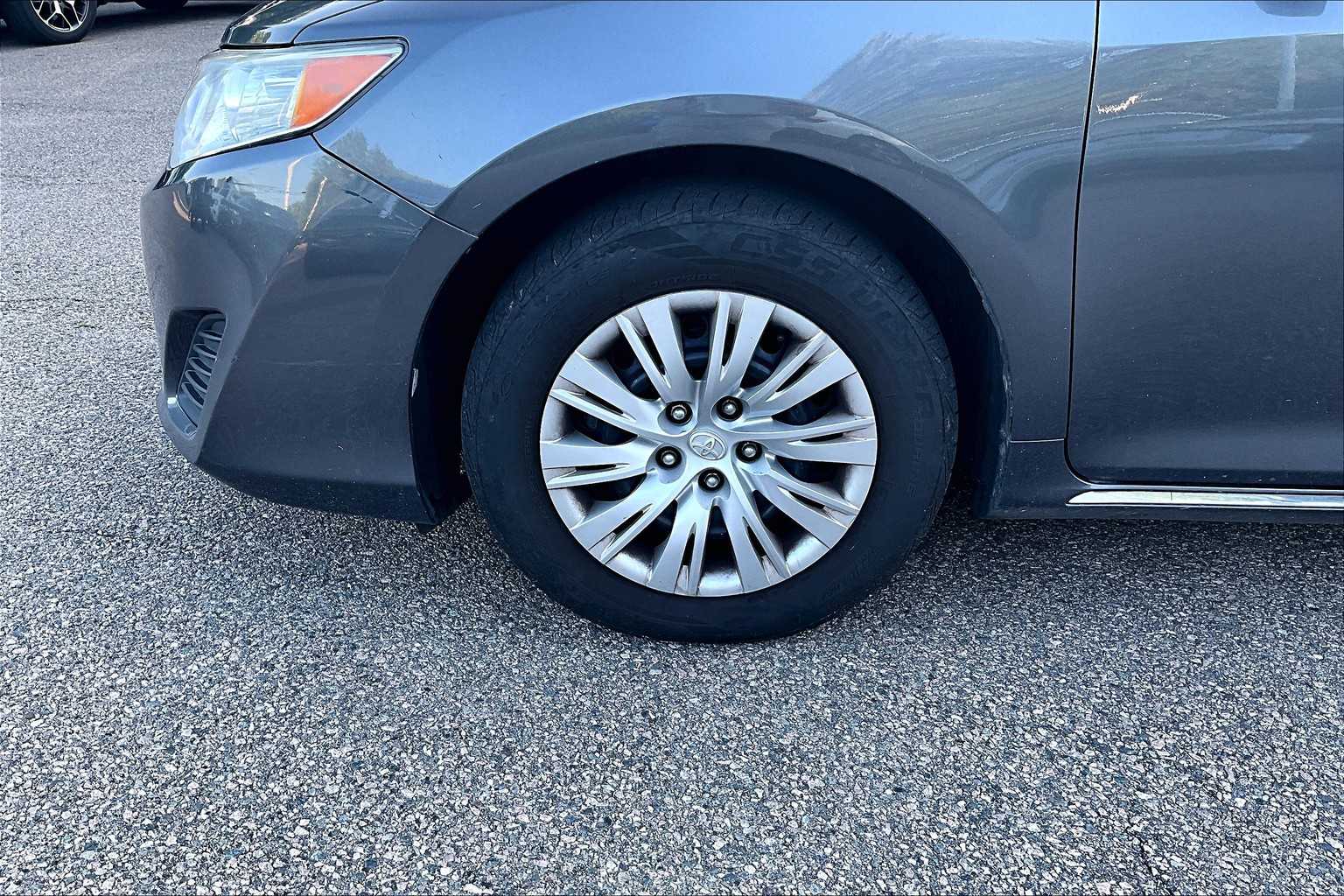2014 Toyota Camry LE - Photo 4