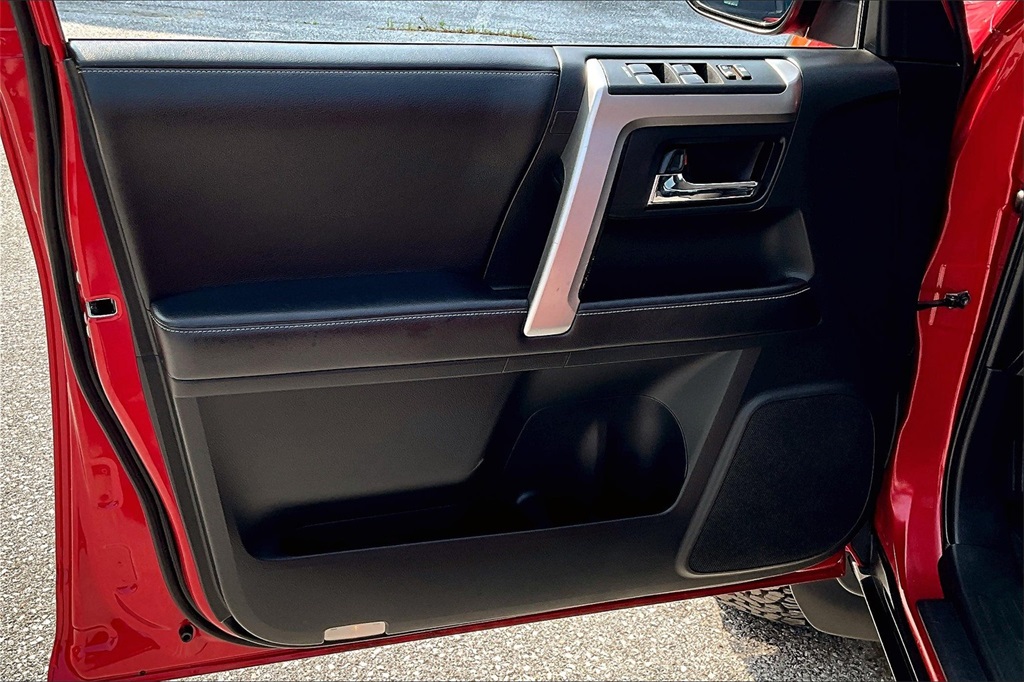 2018 Toyota 4Runner SR5 - Photo 9