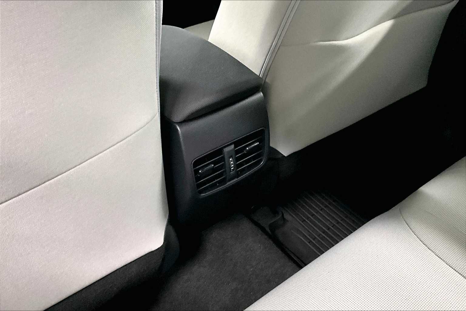 2022 Toyota Corolla Cross L - Photo 27