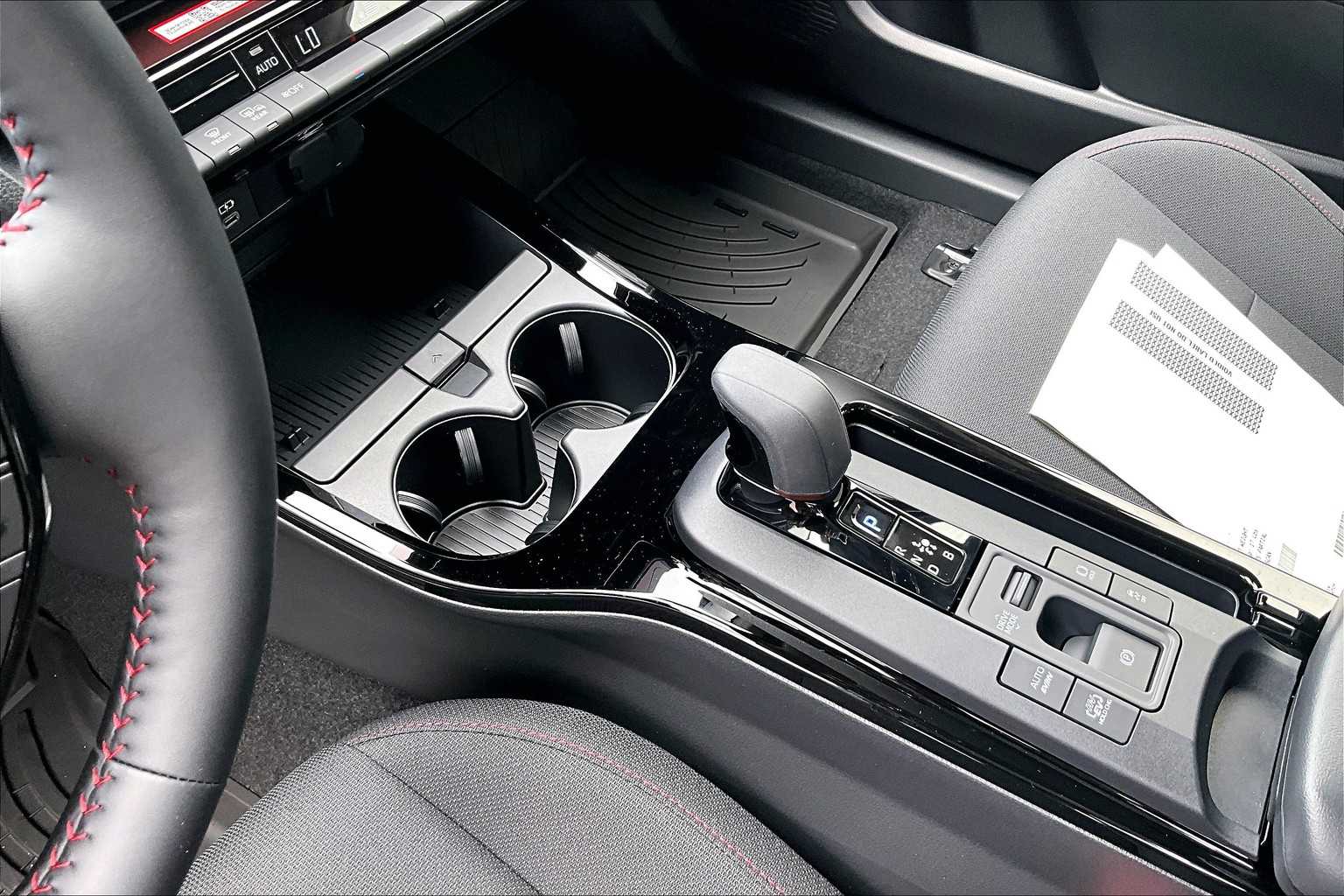 2025 Toyota Prius Plug-In Hybrid SE - Photo 14