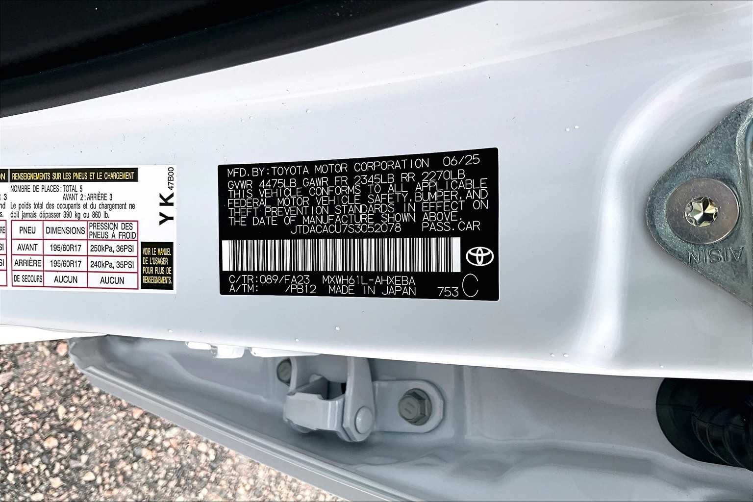 2025 Toyota Prius Plug-In Hybrid SE - Photo 17