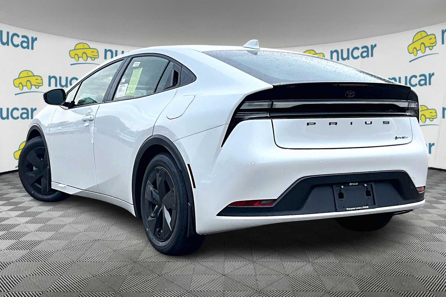2025 Toyota Prius Plug-In Hybrid SE - Photo 5