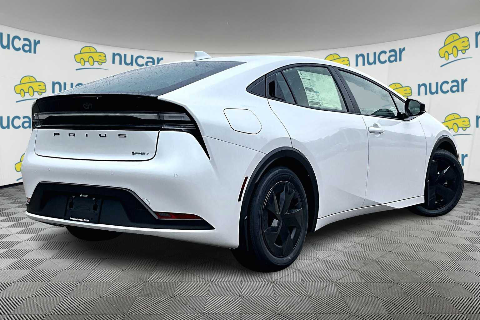 2025 Toyota Prius Plug-In Hybrid SE - Photo 7