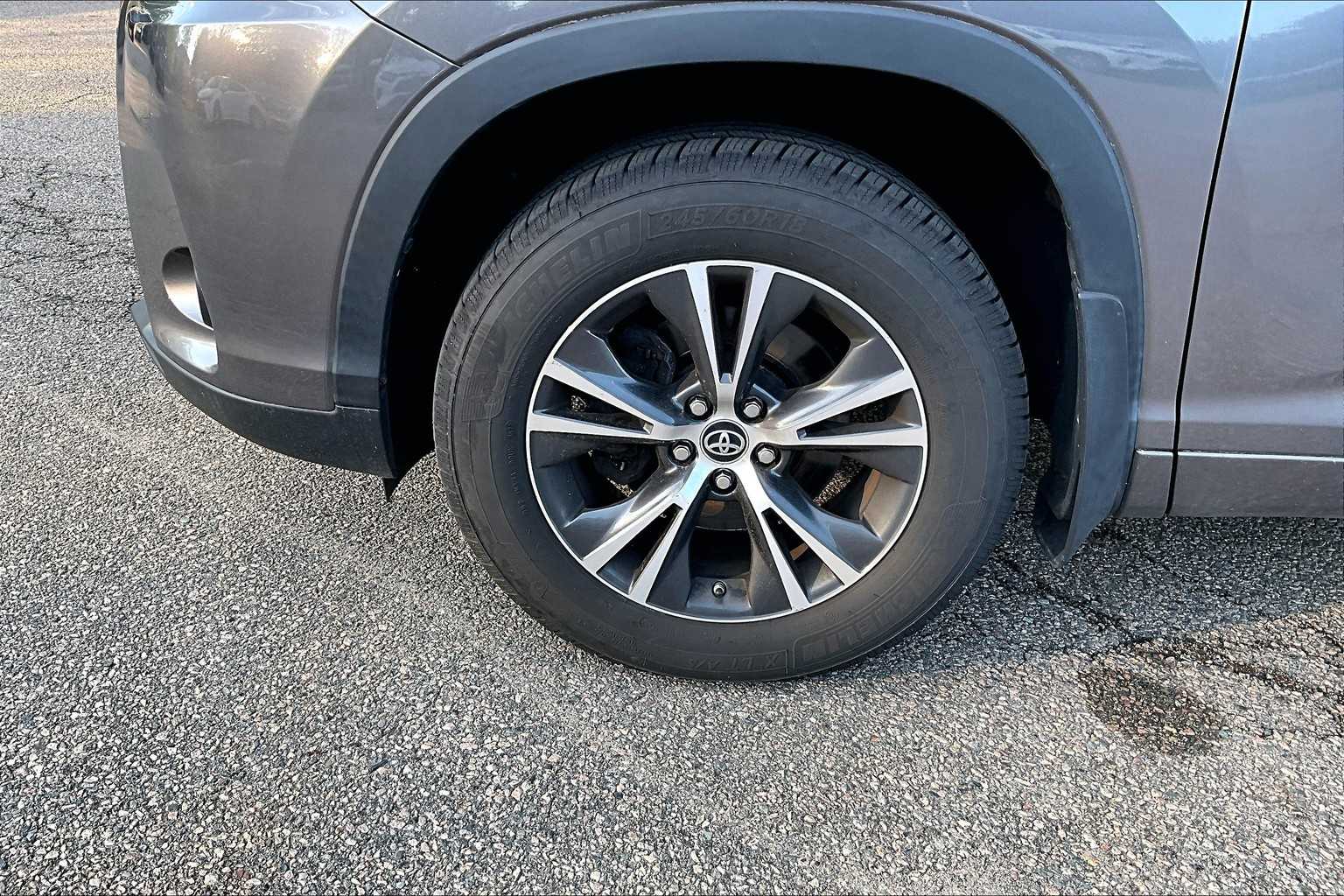 2018 Toyota Highlander LE Plus - Photo 4