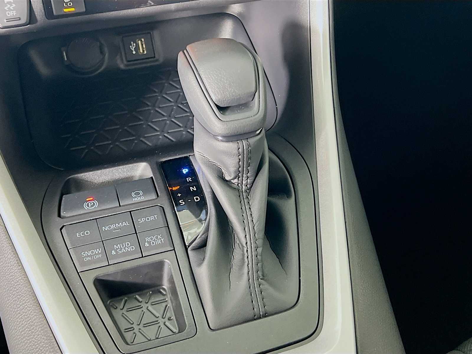 2025 Toyota RAV4 XLE - Photo 11