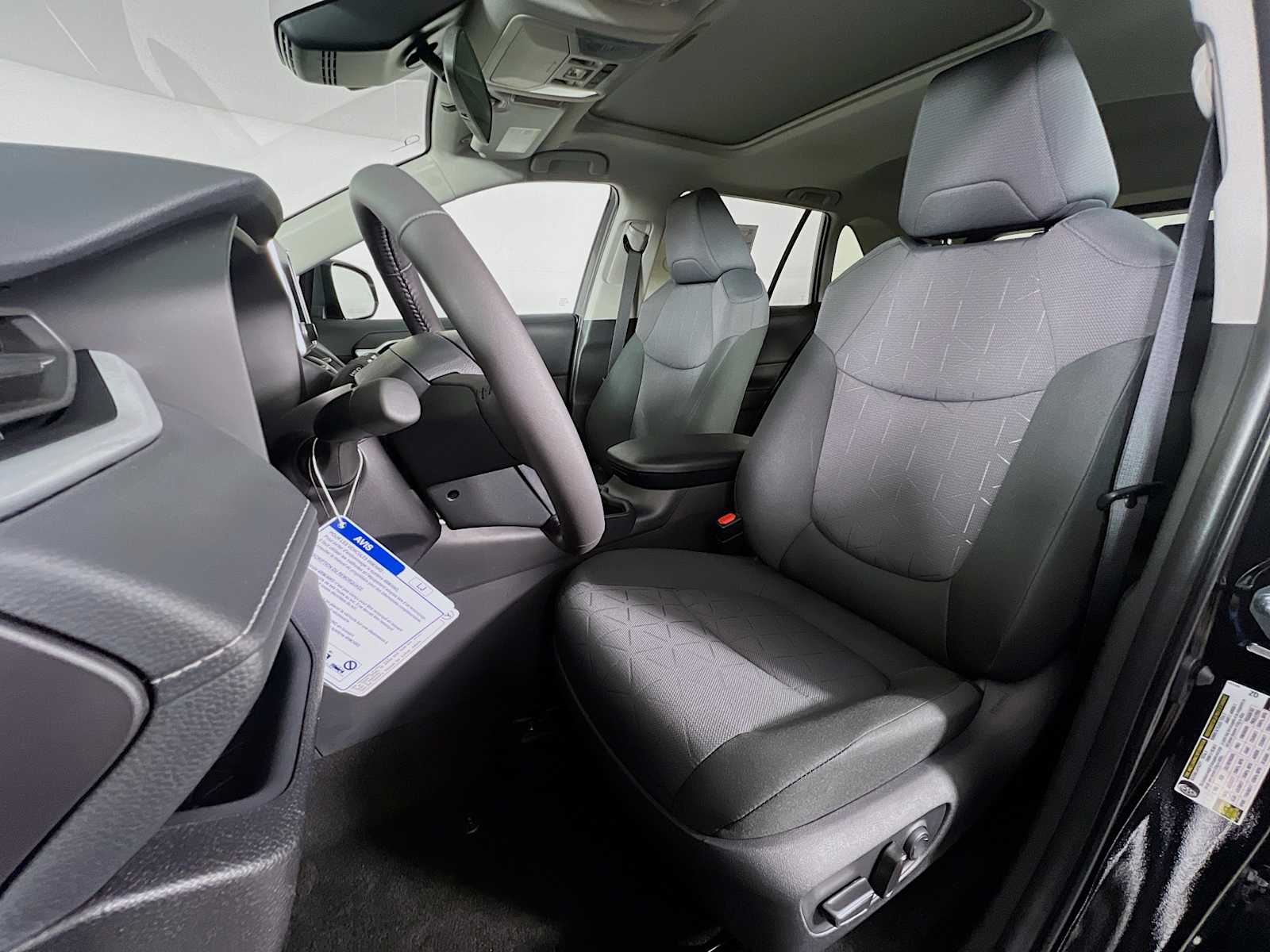 2025 Toyota RAV4 XLE - Photo 12