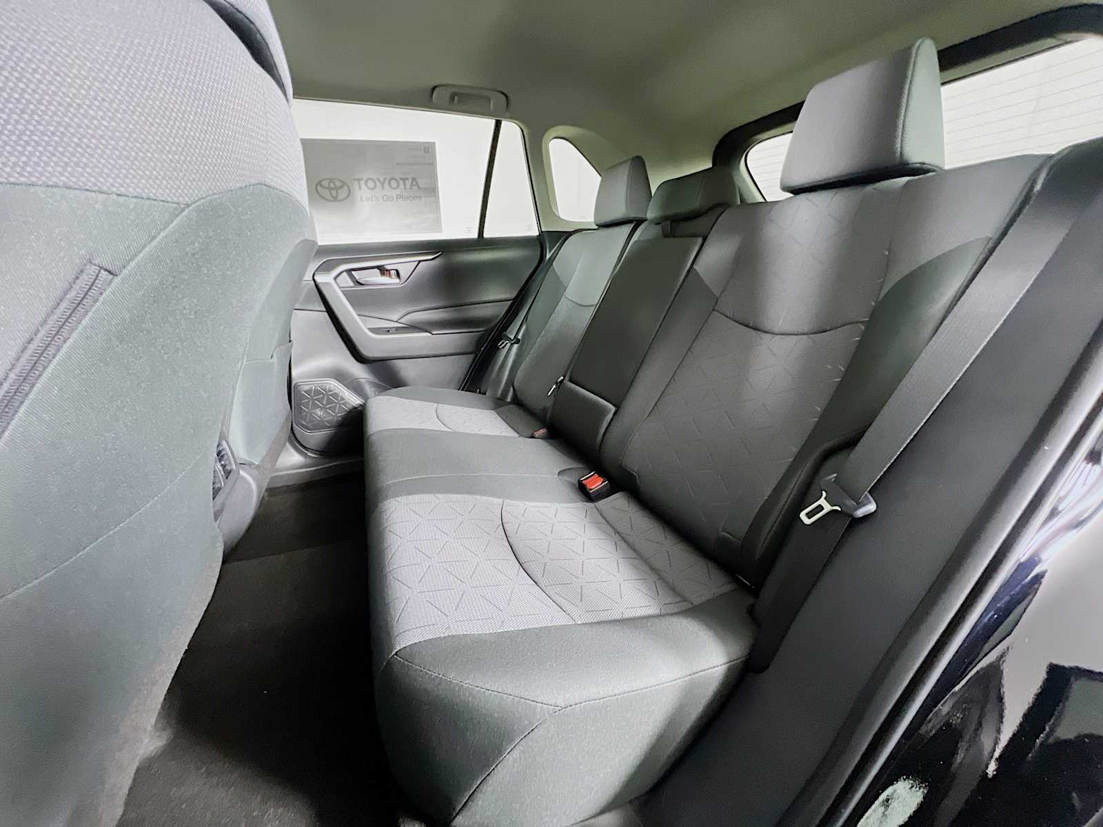 2025 Toyota RAV4 XLE - Photo 13