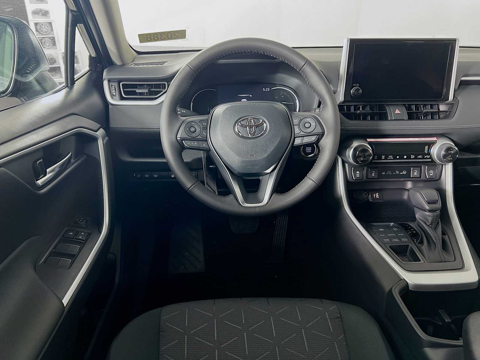 2025 Toyota RAV4 XLE - Photo 15