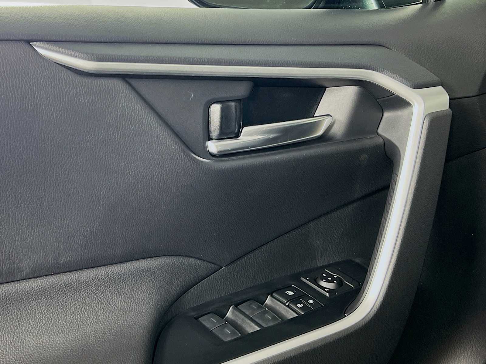 2025 Toyota RAV4 XLE - Photo 16