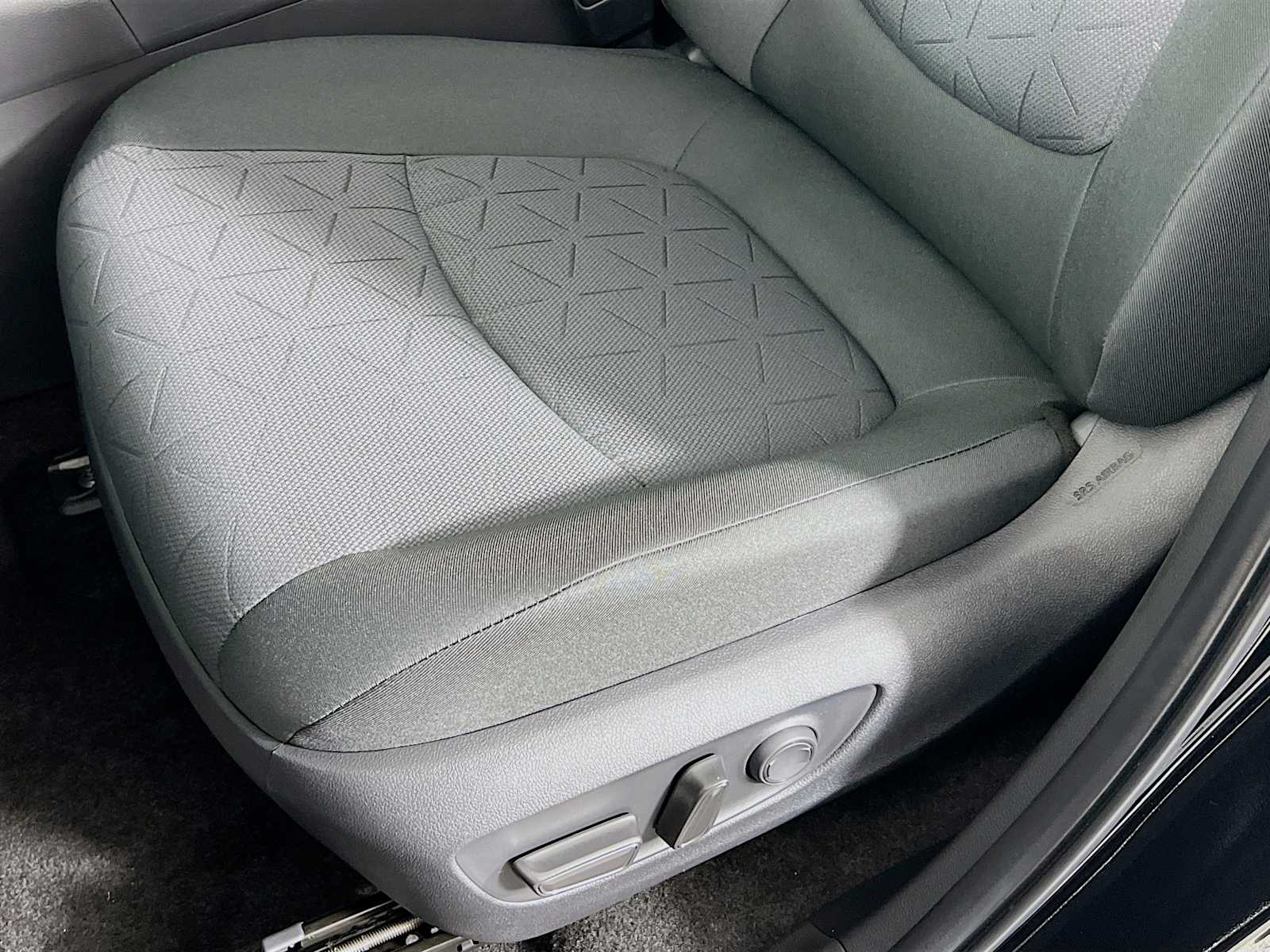 2025 Toyota RAV4 XLE - Photo 17