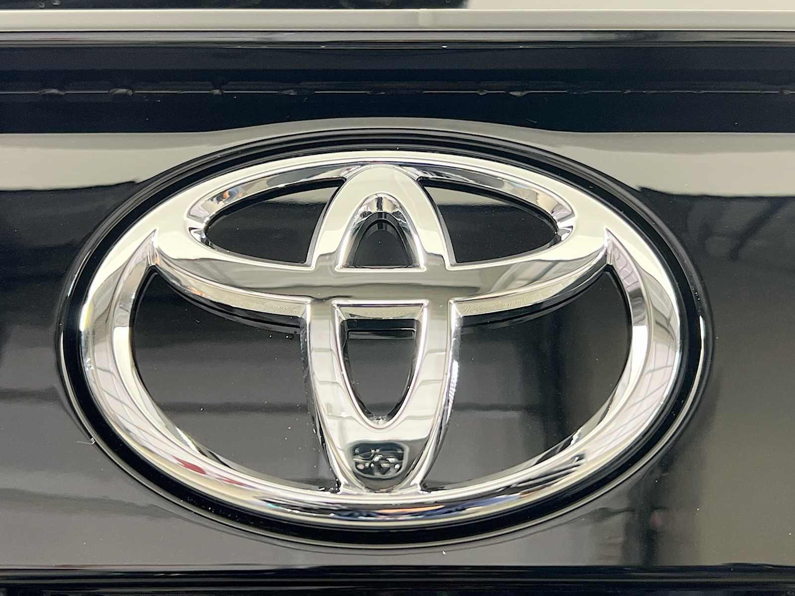 2025 Toyota RAV4 XLE - Photo 18