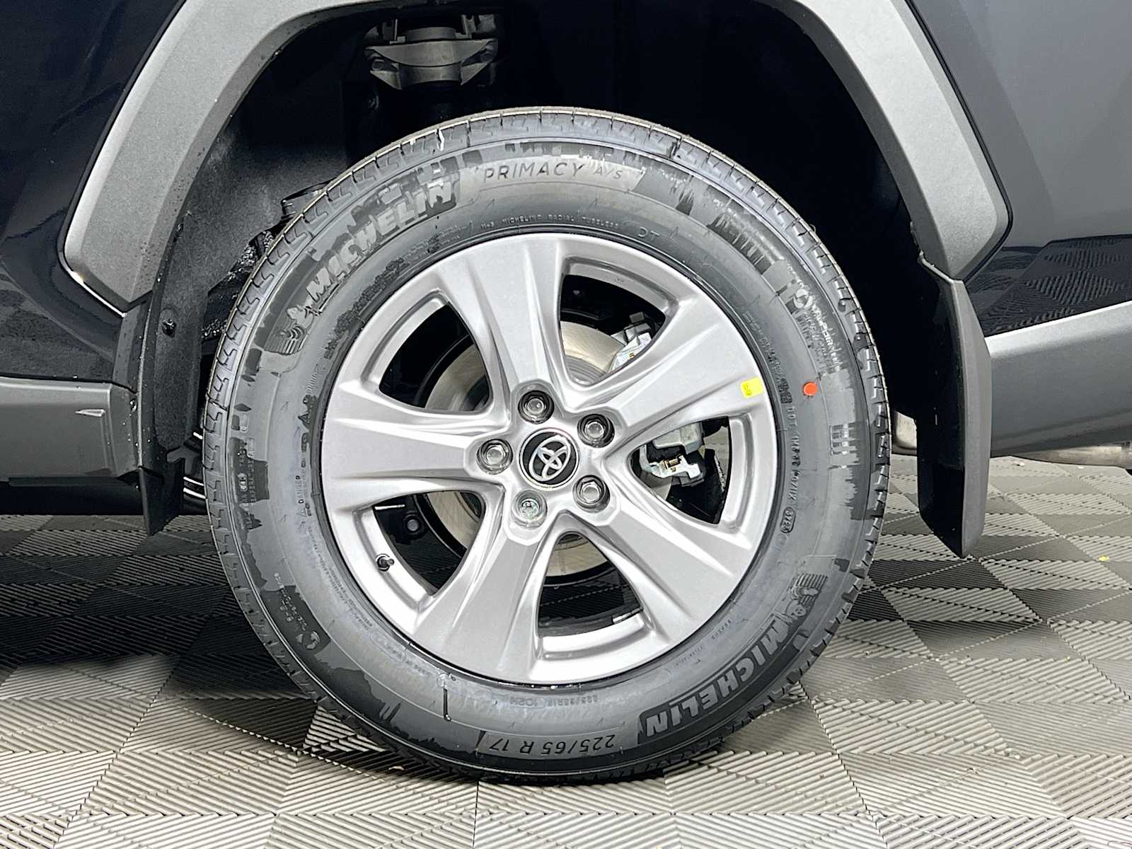 2025 Toyota RAV4 XLE - Photo 19