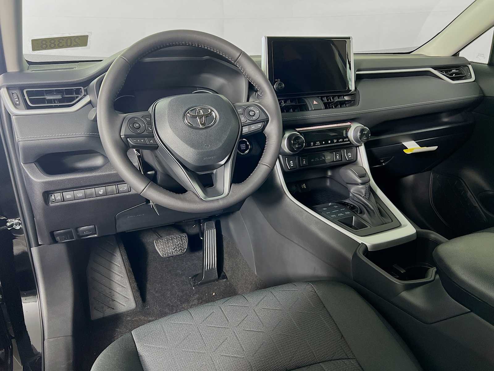 2025 Toyota RAV4 XLE - Photo 6
