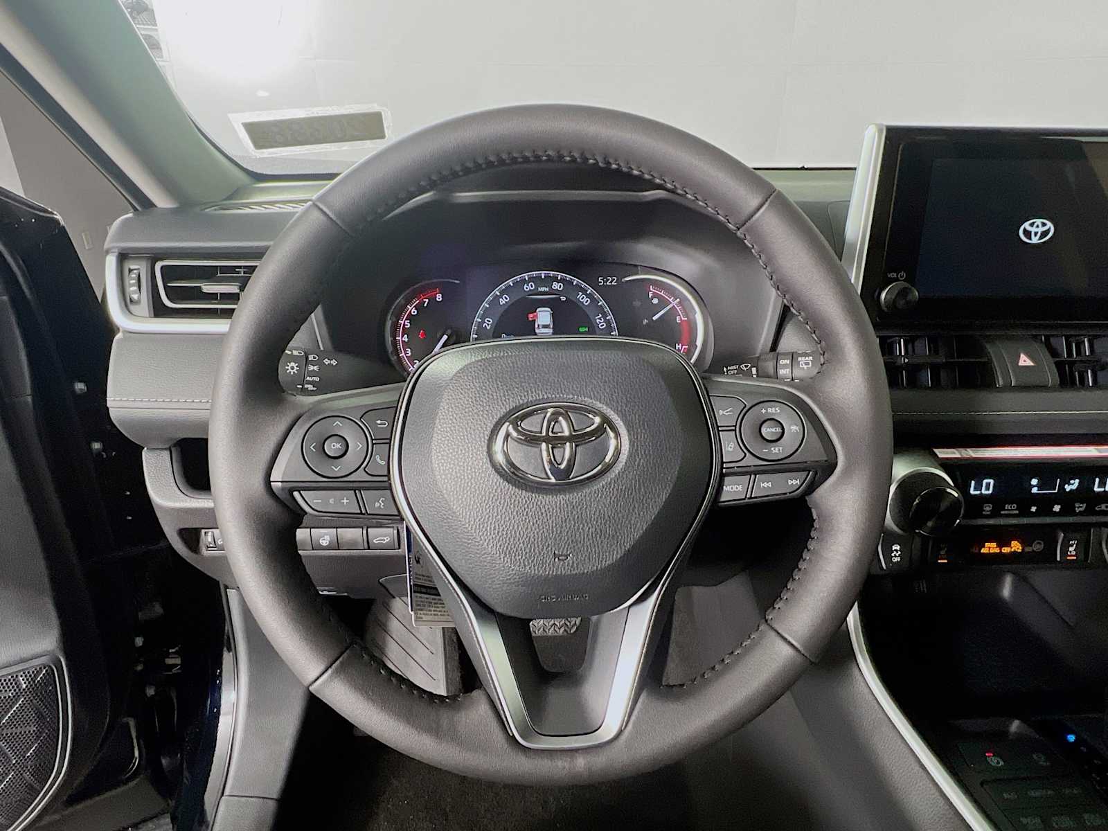 2025 Toyota RAV4 XLE - Photo 7