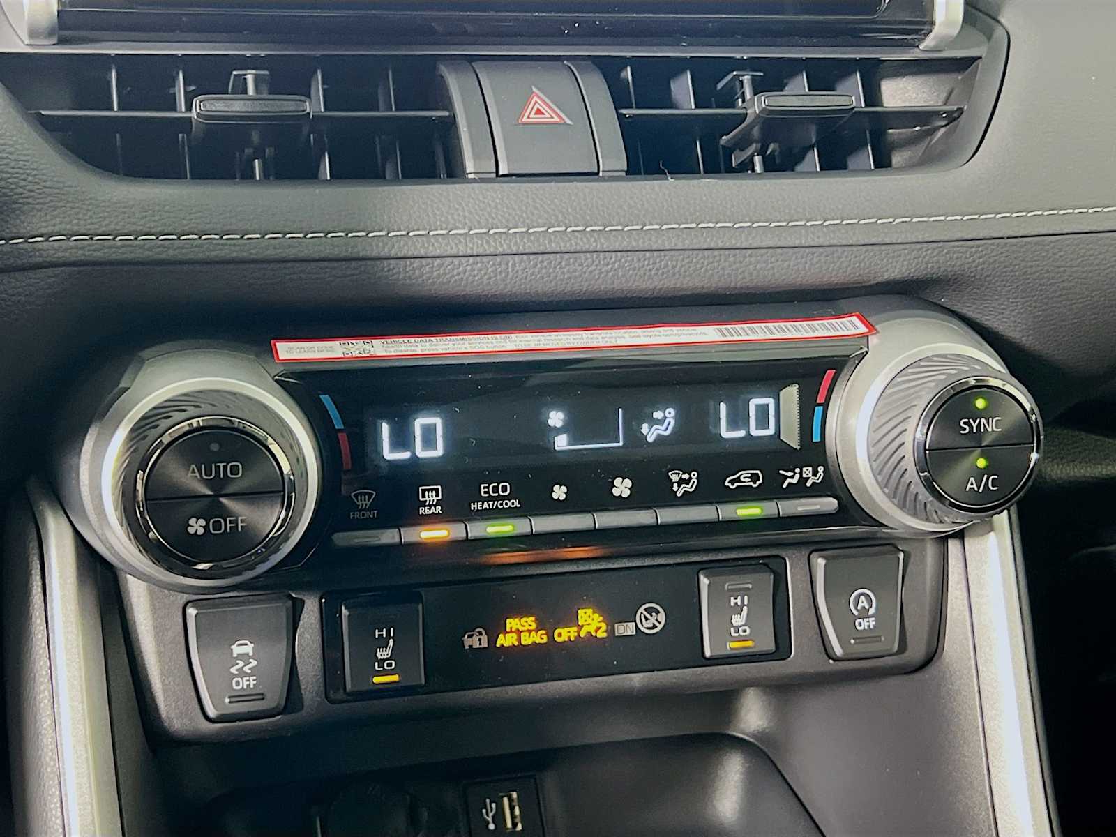 2025 Toyota RAV4 XLE - Photo 10