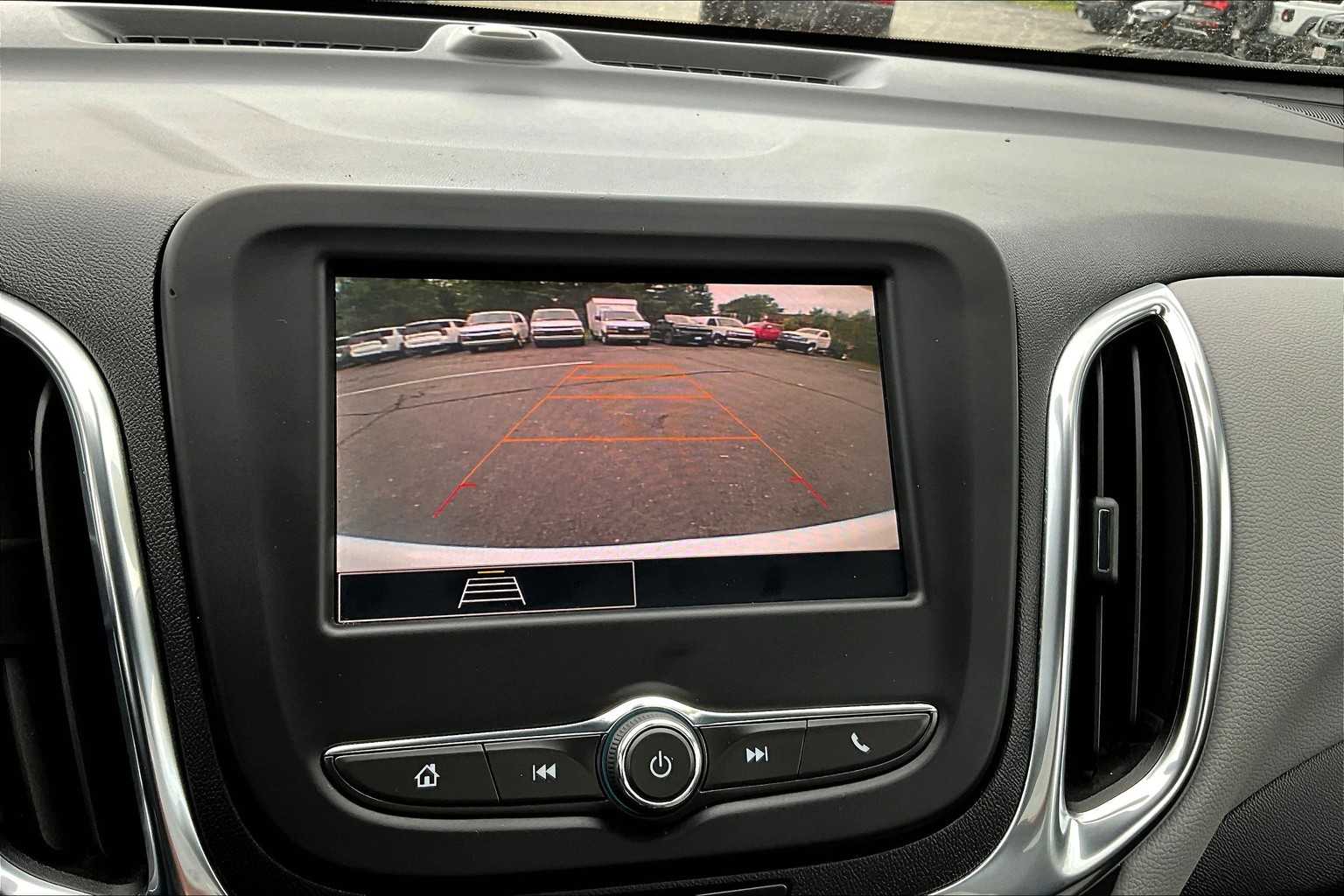 2022 Chevrolet Equinox LS - Photo 18