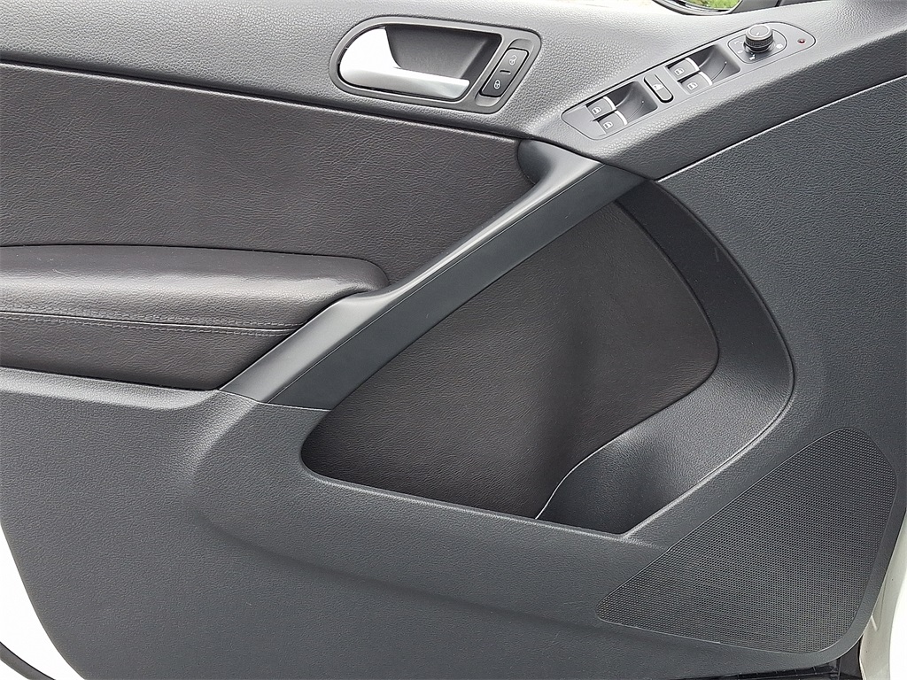 2016 Volkswagen Tiguan SE - Photo 13