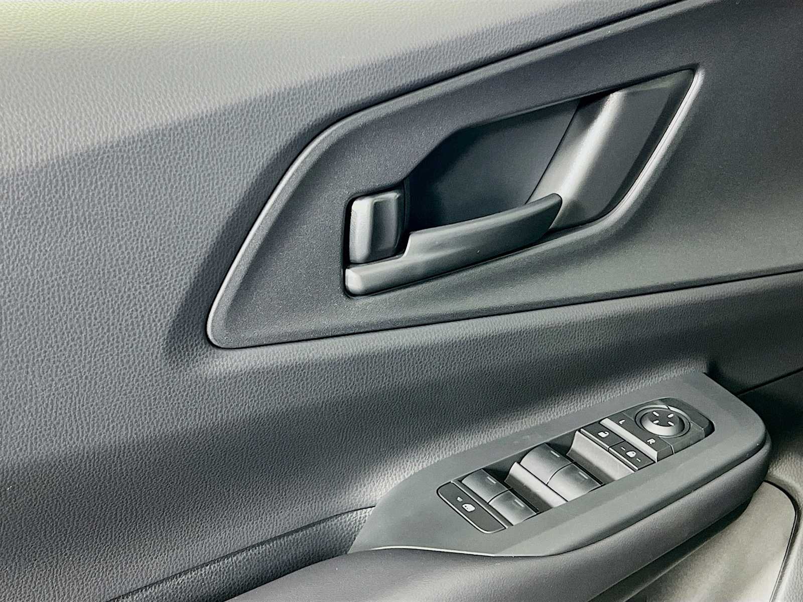 2026 Toyota Prius Plug-In Hybrid SE - Photo 15