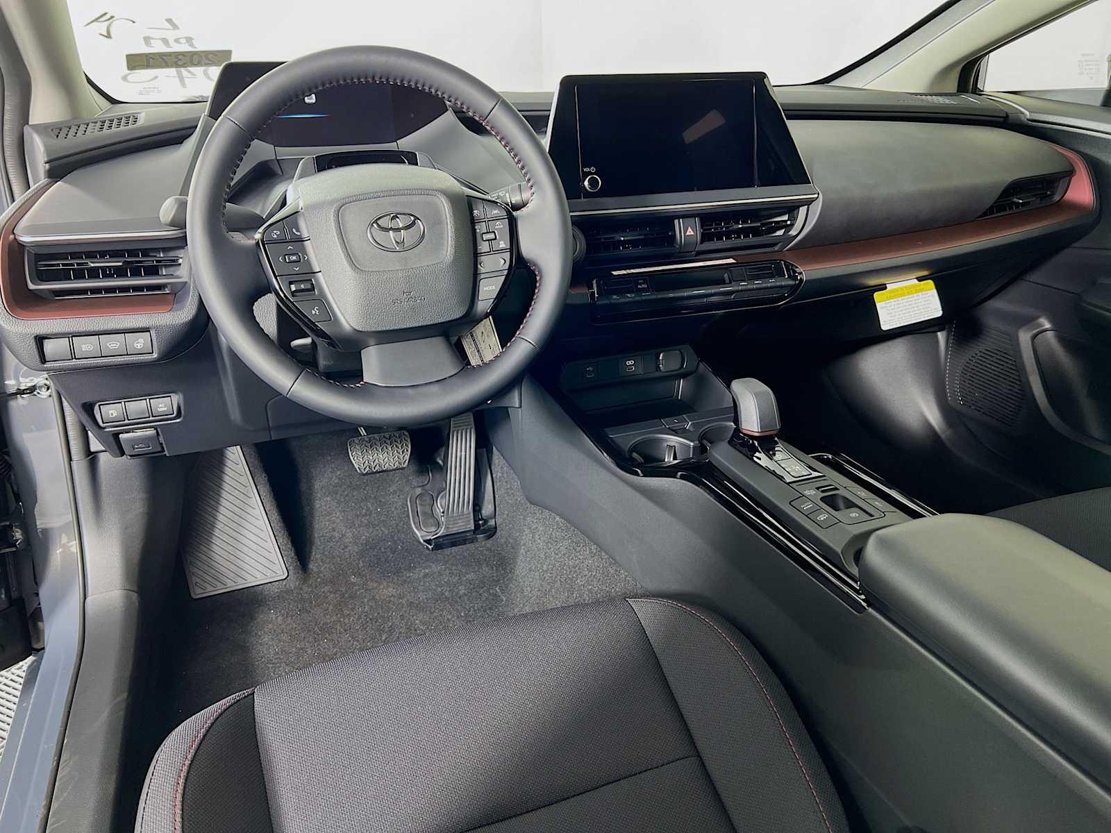 2026 Toyota Prius Plug-In Hybrid SE - Photo 6