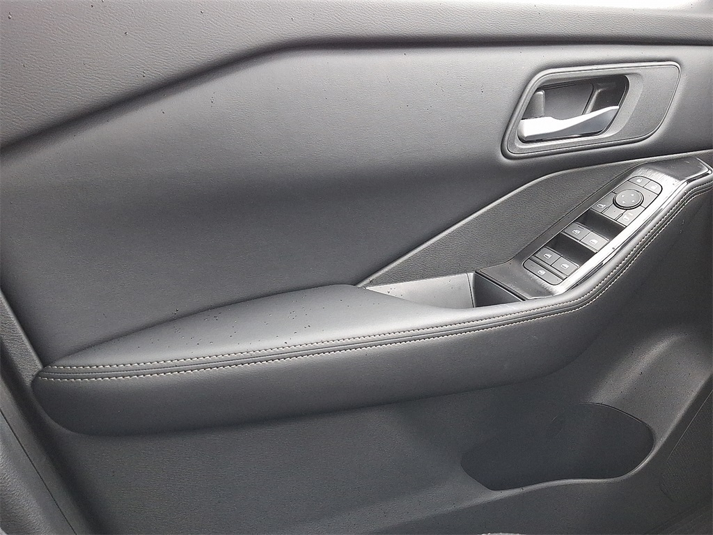 2025 Nissan Rogue SV - Photo 8