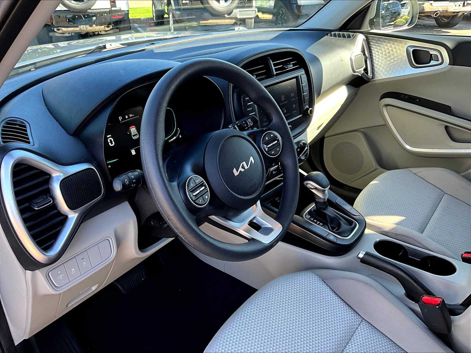 2023 Kia Soul LX - Photo 8