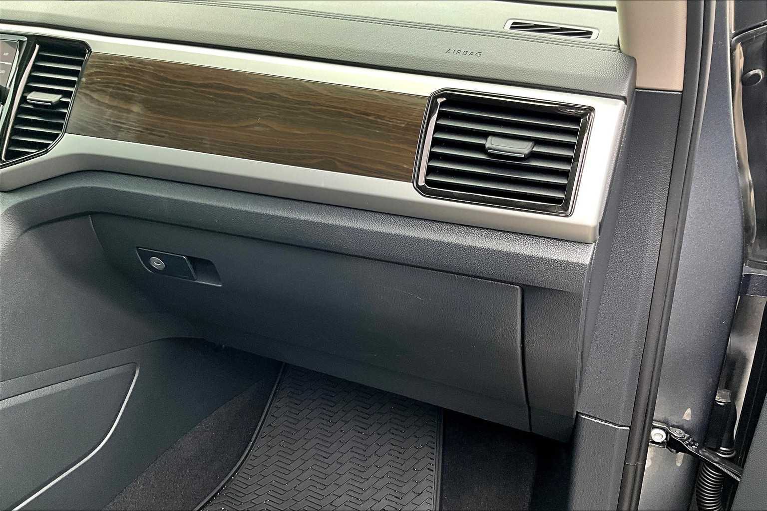 2022 Volkswagen Atlas 3.6L V6 SE w/Technology - Photo 13