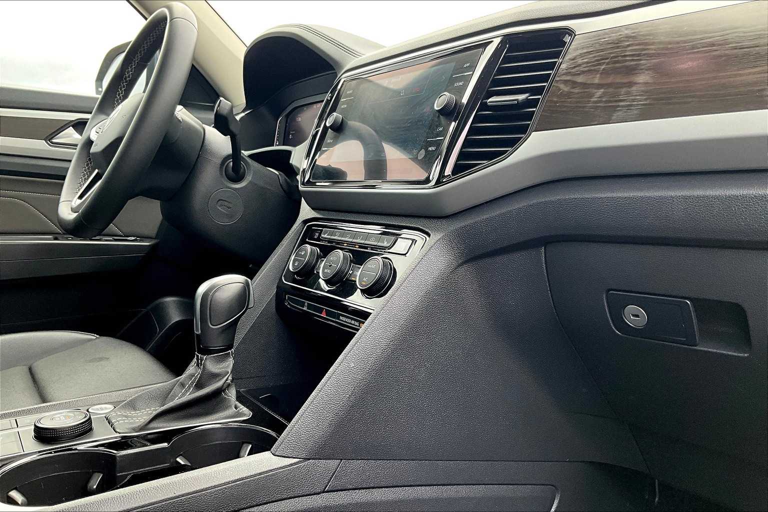 2022 Volkswagen Atlas 3.6L V6 SE w/Technology - Photo 14