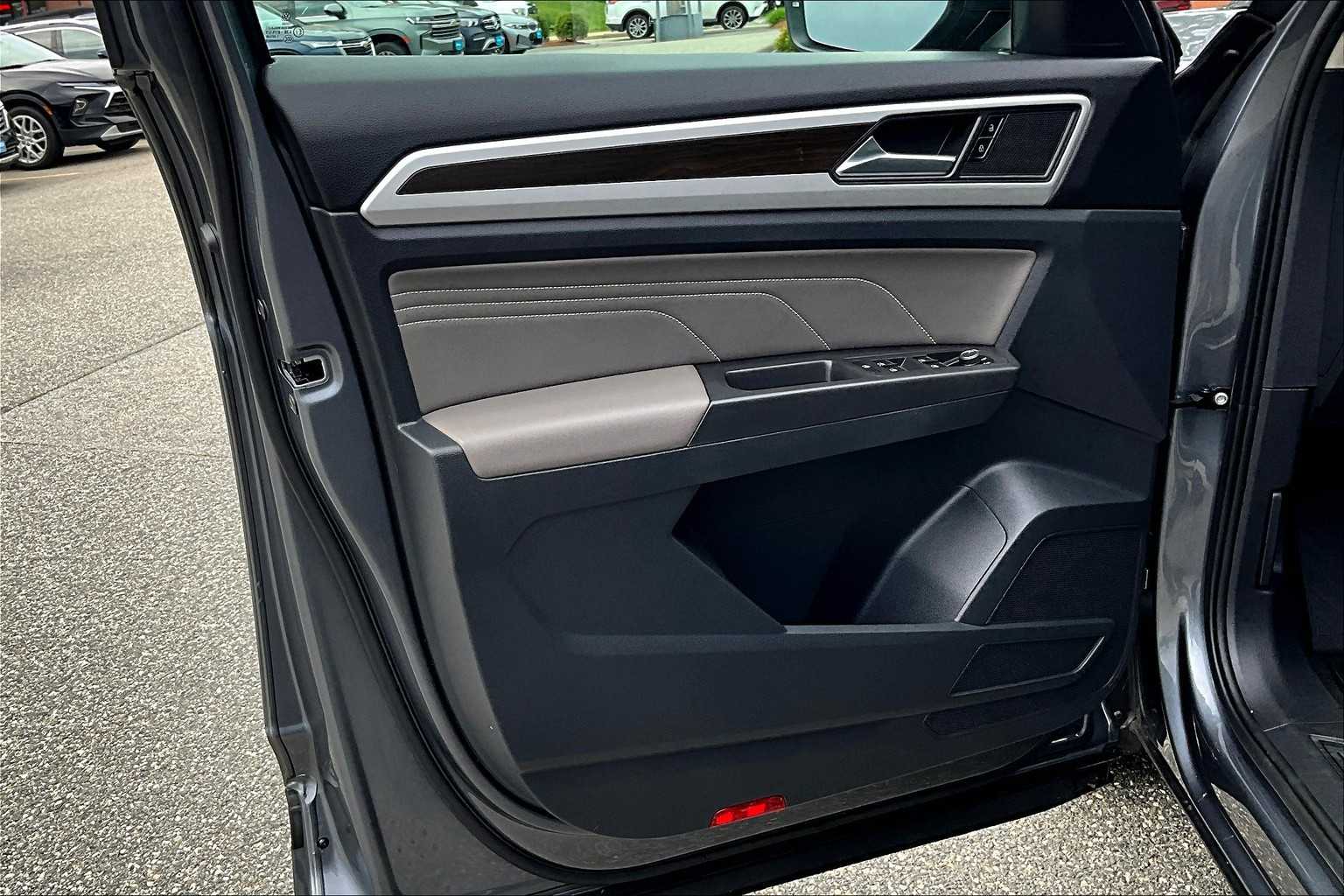 2022 Volkswagen Atlas 3.6L V6 SE w/Technology - Photo 9