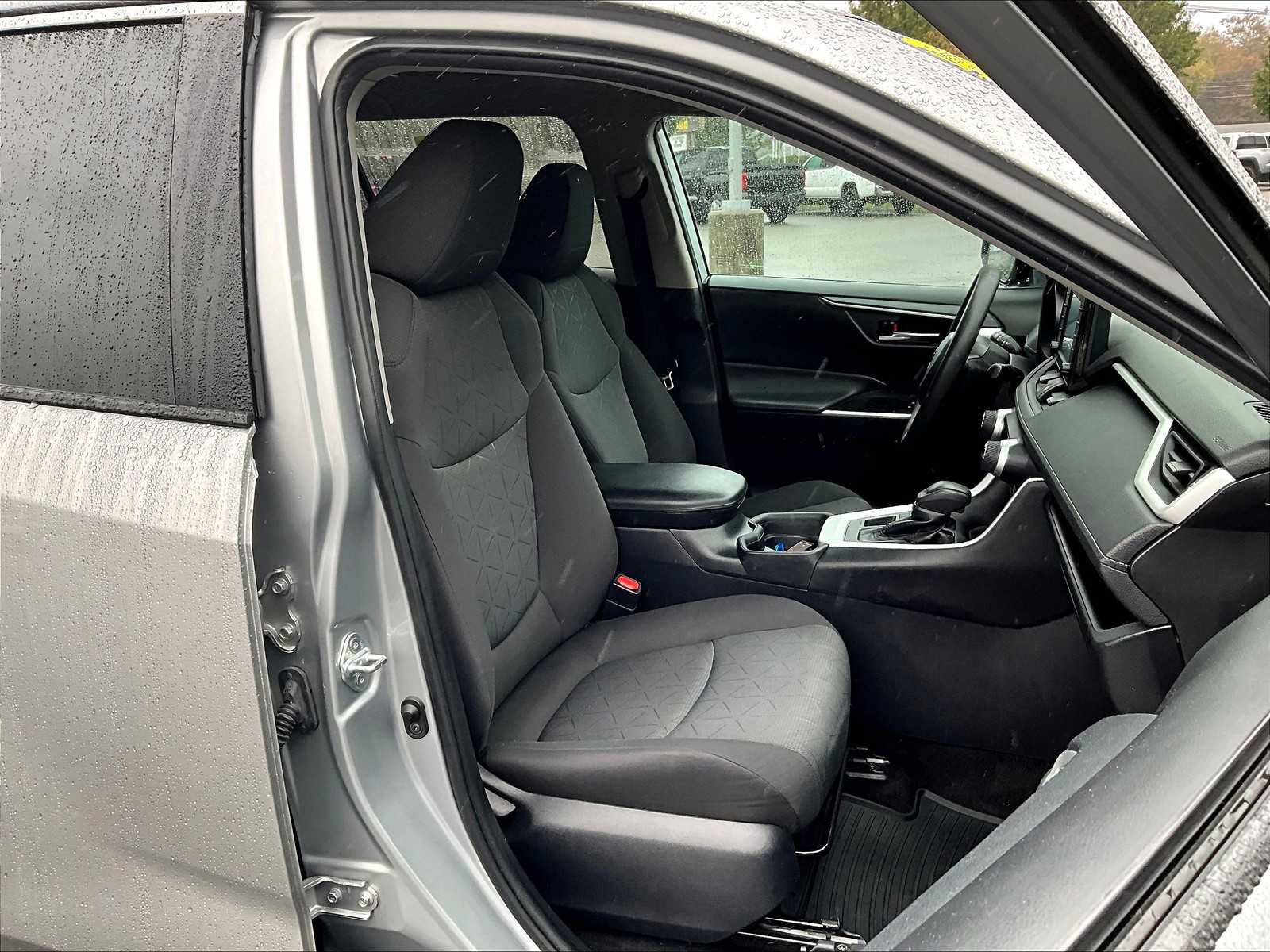 2021 Toyota RAV4 XLE - Photo 11