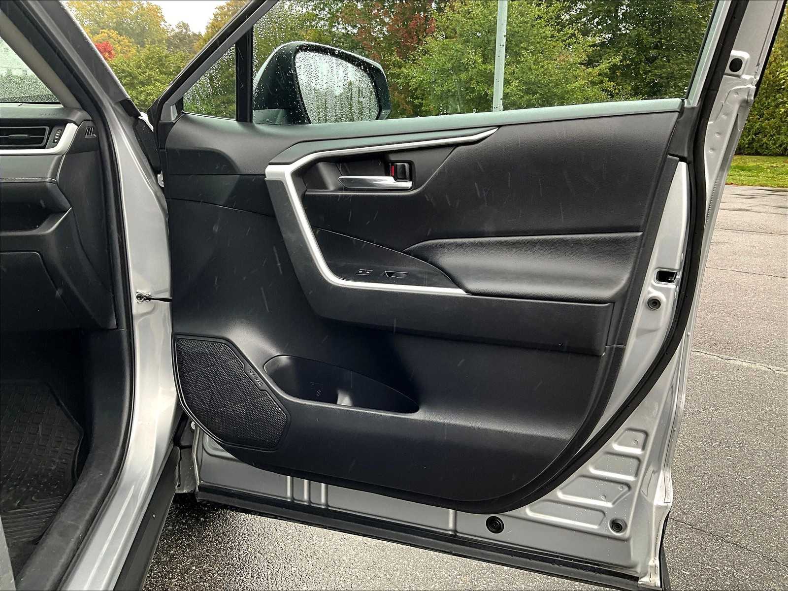 2021 Toyota RAV4 XLE - Photo 12