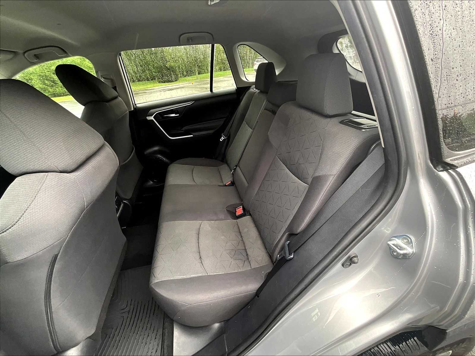2021 Toyota RAV4 XLE - Photo 15