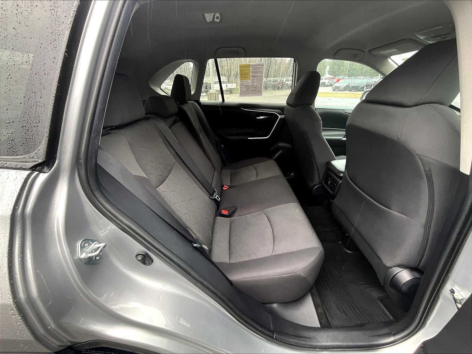 2021 Toyota RAV4 XLE - Photo 16