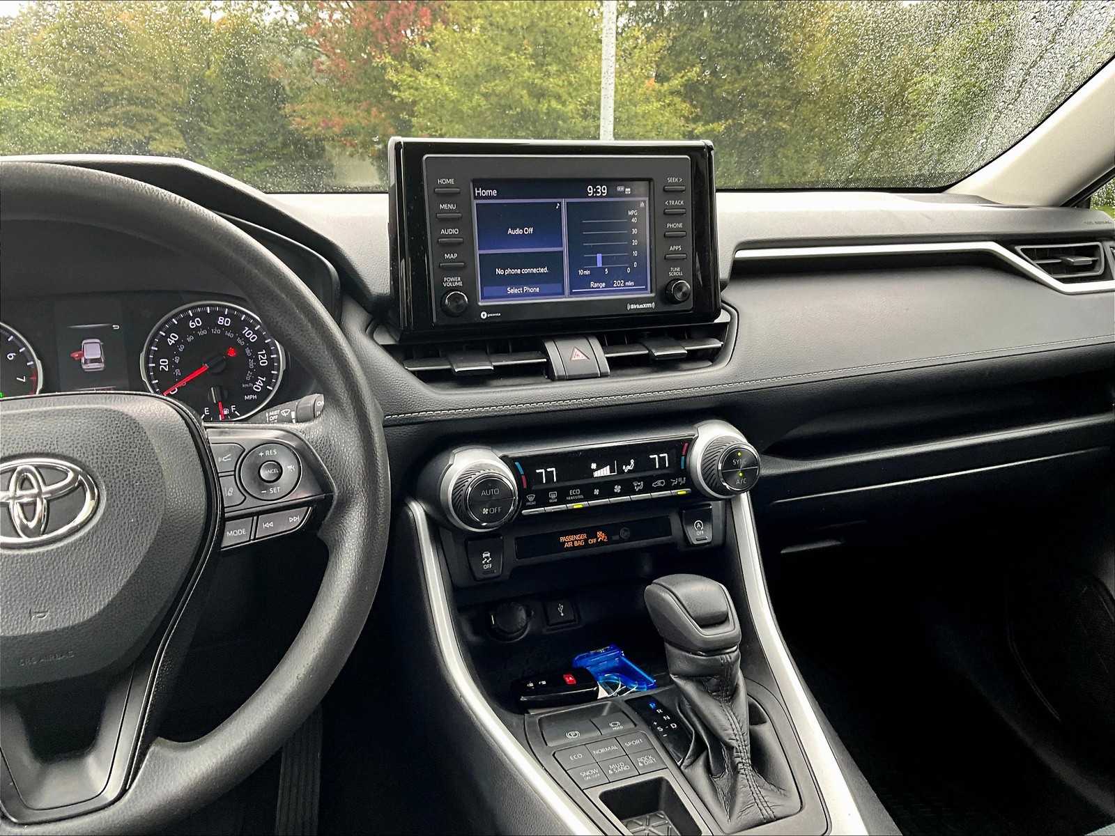 2021 Toyota RAV4 XLE - Photo 18