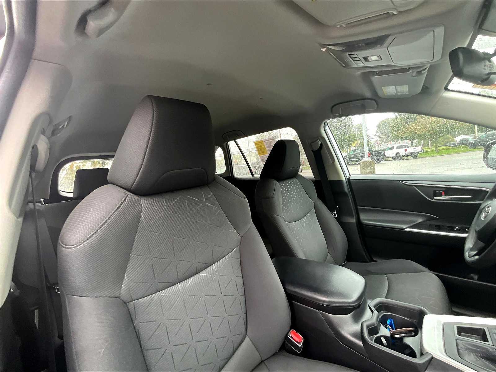 2021 Toyota RAV4 XLE - Photo 22