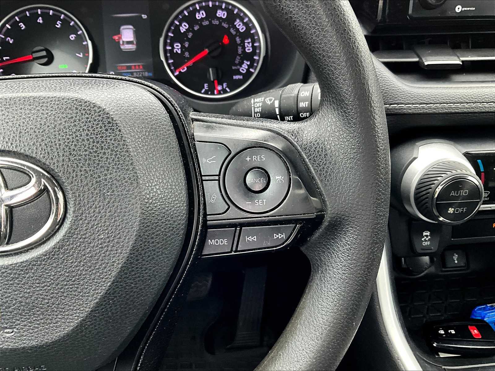 2021 Toyota RAV4 XLE - Photo 24