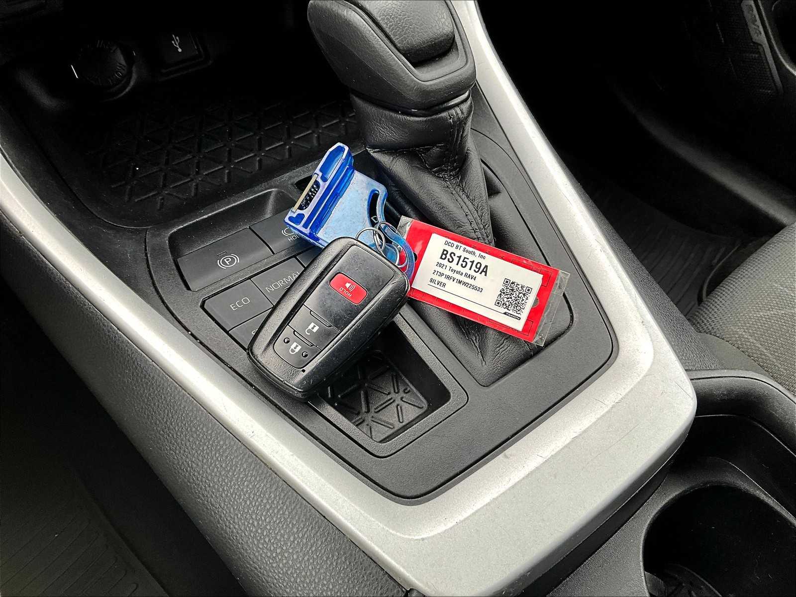 2021 Toyota RAV4 XLE - Photo 31