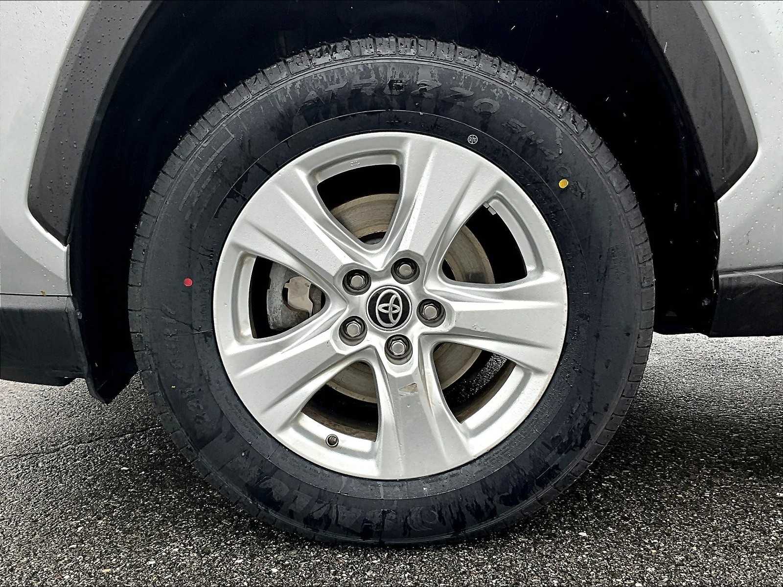 2021 Toyota RAV4 XLE - Photo 7
