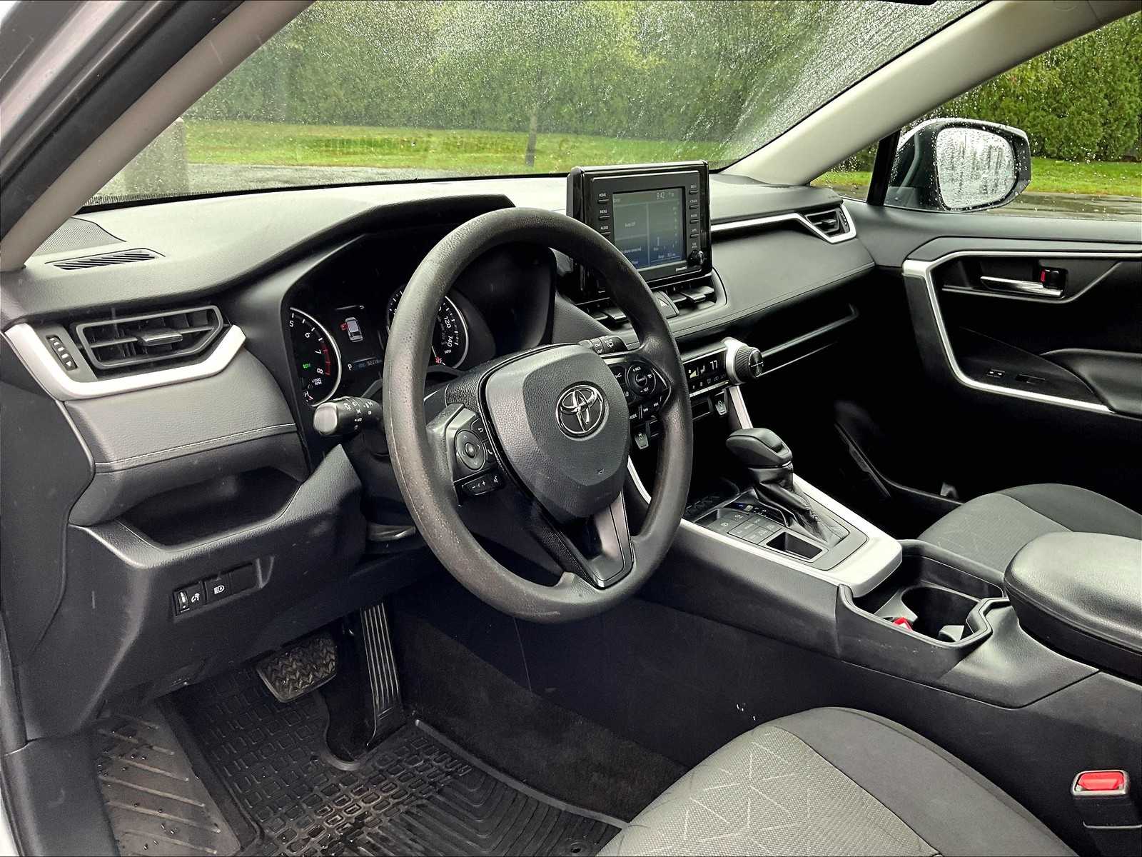 2021 Toyota RAV4 XLE - Photo 8