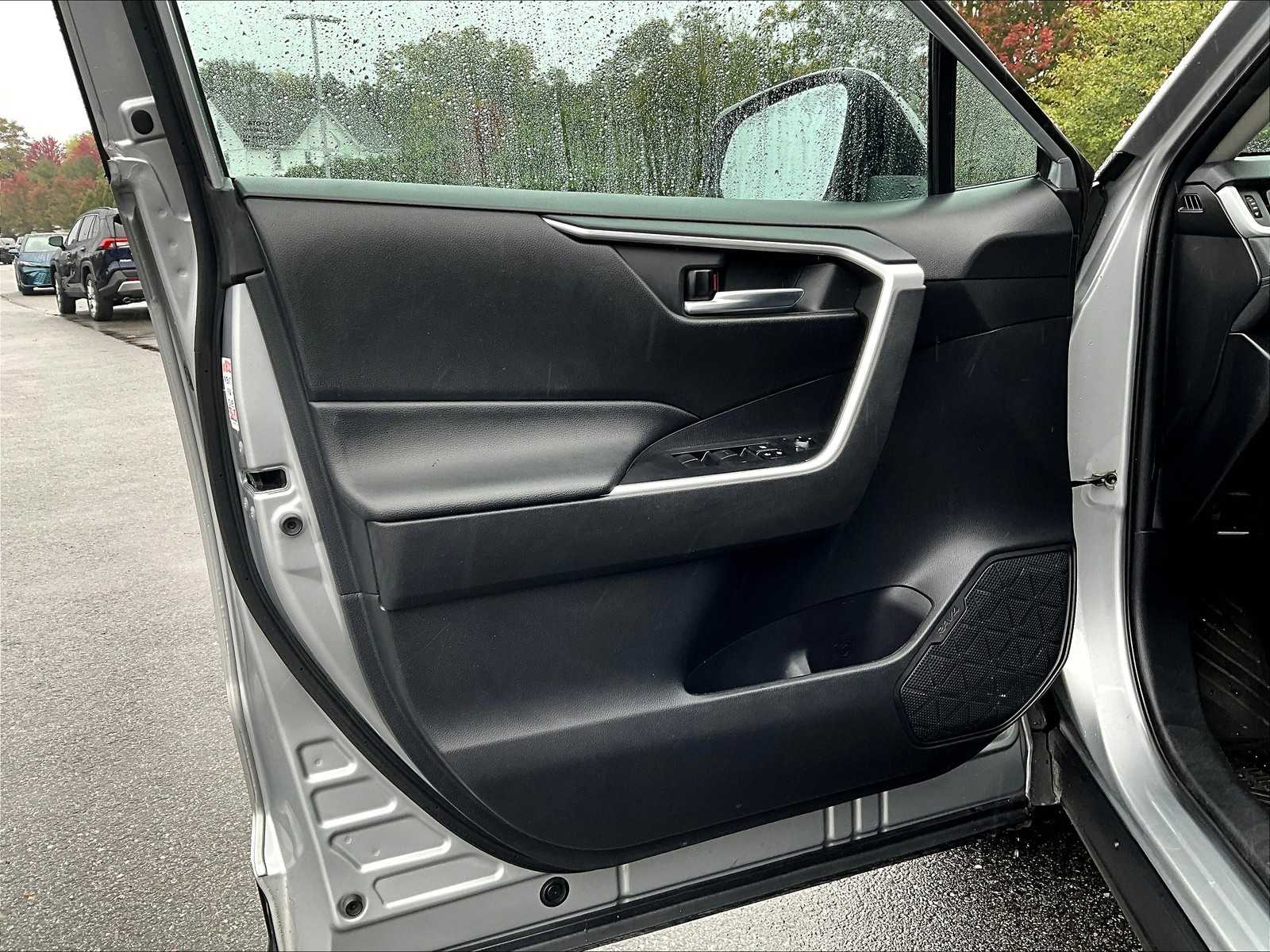 2021 Toyota RAV4 XLE - Photo 9