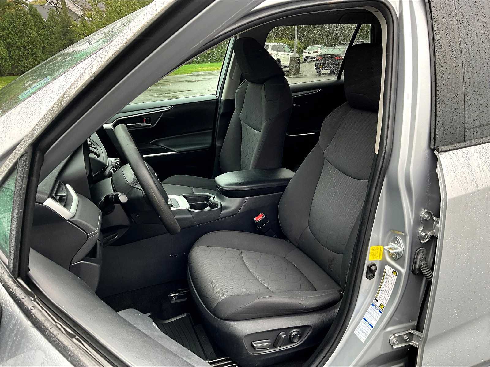 2021 Toyota RAV4 XLE - Photo 10
