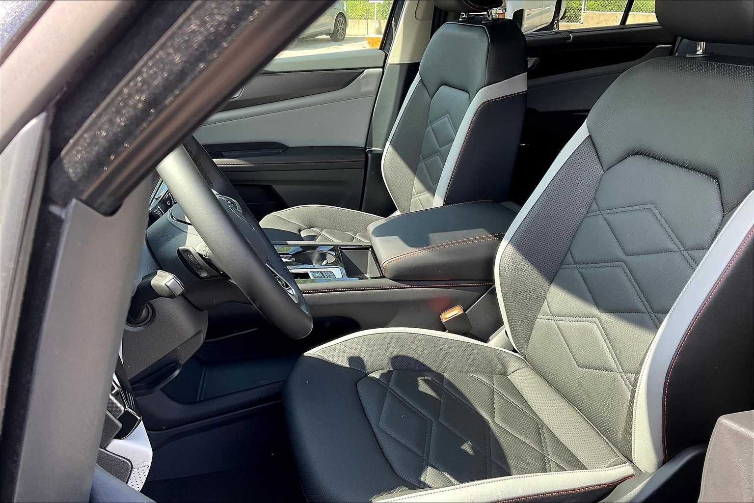 2025 Volkswagen Atlas 2.0T Peak Edition - Photo 11