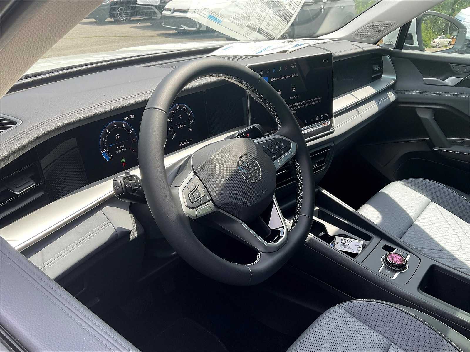2025 Volkswagen Tiguan SE - Photo 9