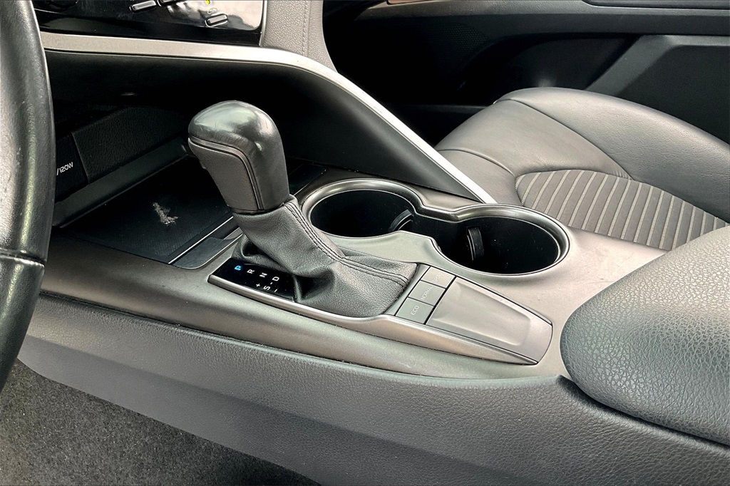 2022 Toyota Camry SE - Photo 19