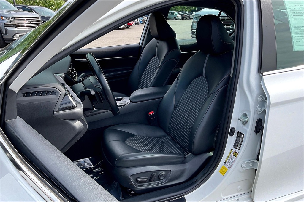 2022 Toyota Camry SE - Photo 9