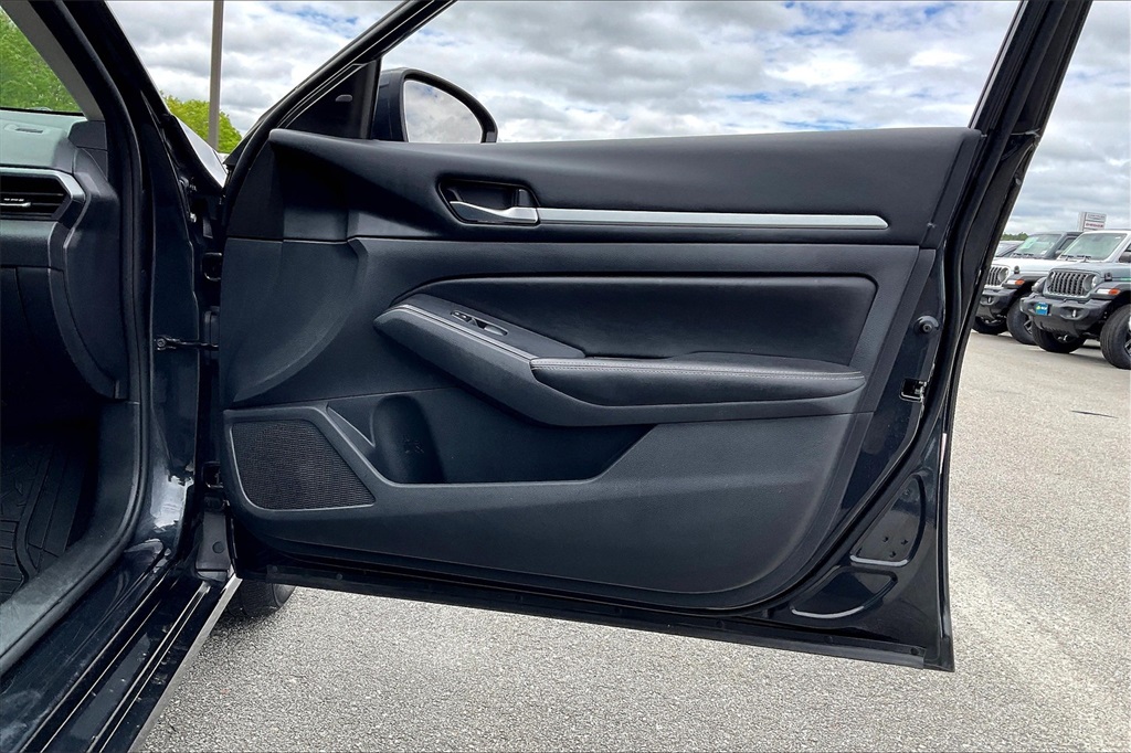 2022 Nissan Altima 2.5 SV - Photo 11